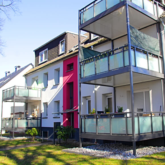 Bild von einem sanierten Mehrfamilienhaus in Herne mit angebauten Balkonen